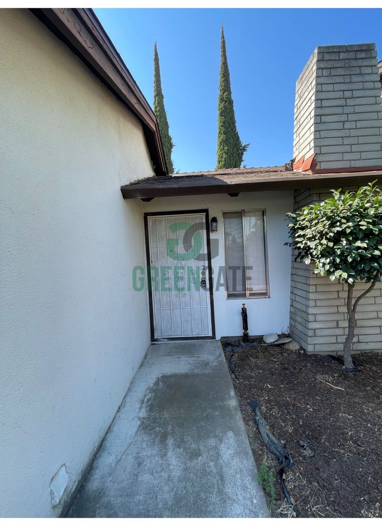 3 BEDROOM 2 BATH HOME MOVE IN READY IN MODESTO!