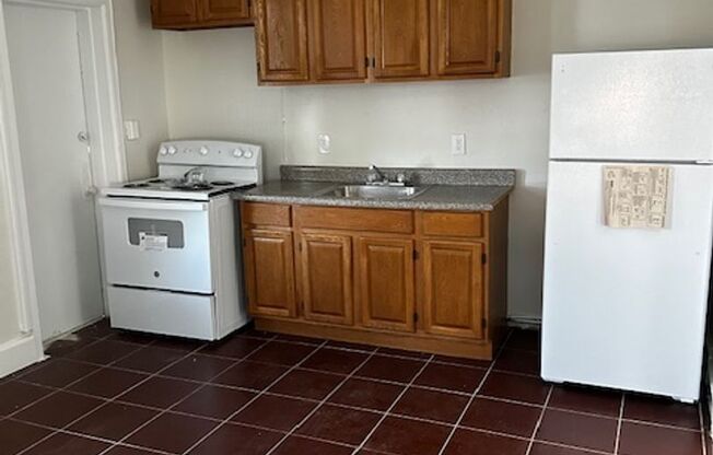 1 bed, 1 bath, $995, Unit 409 WALNUT ST- UNIT#3