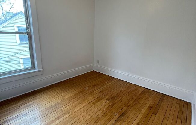 3 beds, 1 bath, 3 sqft, $1,795, Unit 122 E Lloyd (upper)