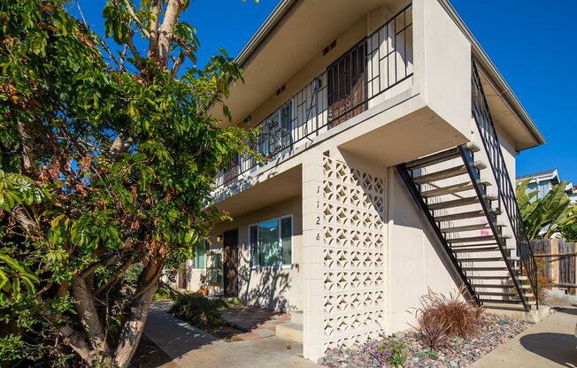 *OPEN HOUSE: 5/24 1:30-2:30PM* Studio with Parking in Pacific Beach!