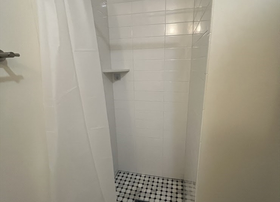 2 beds, 1 bath, $2,750, Unit 5