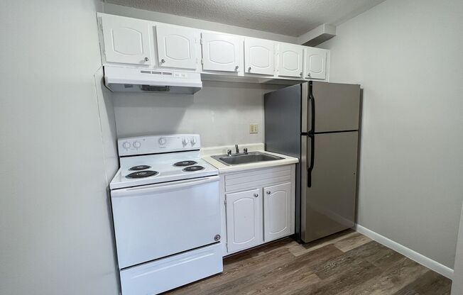 Studio, 1 bath, 440 sqft, $950, Unit B4