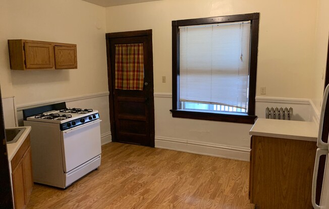 3 beds, 1 bath, $1,300, Unit 01