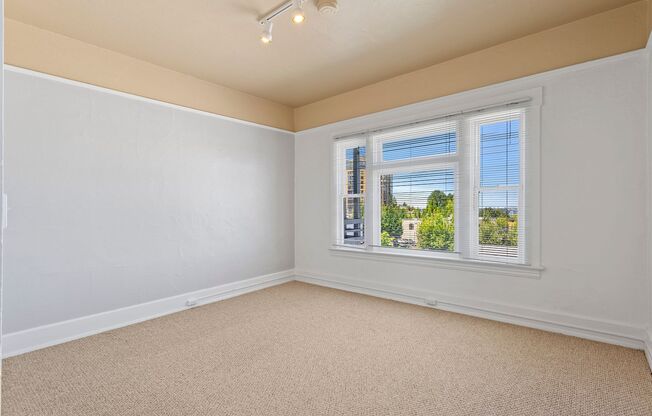 1 Bedroom close to SW! Pets Ok! Walking distance to Providence Park!