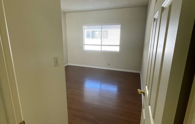 2 beds, 1 bath, 900 sqft, $2,300