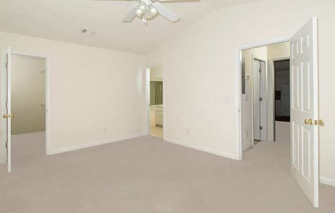 bedroom with ceiling fan