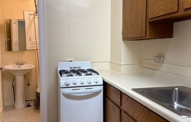 1 bed, 1 bath, 605 sqft, $1,250, Unit B-12