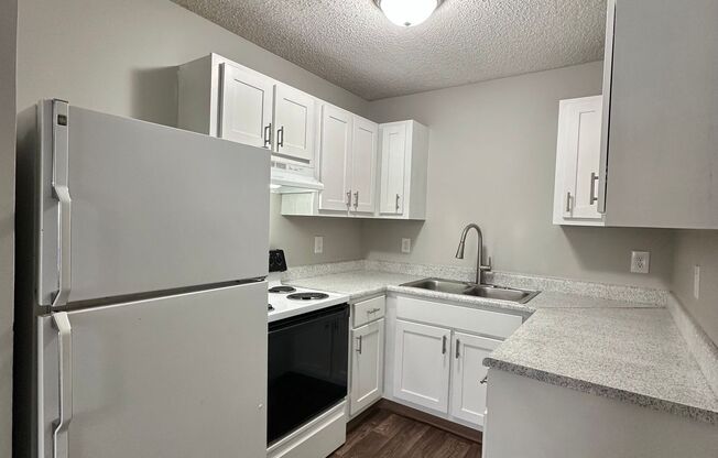 3 beds, 1 bath, 820 sqft, $1,398, Unit 1341w