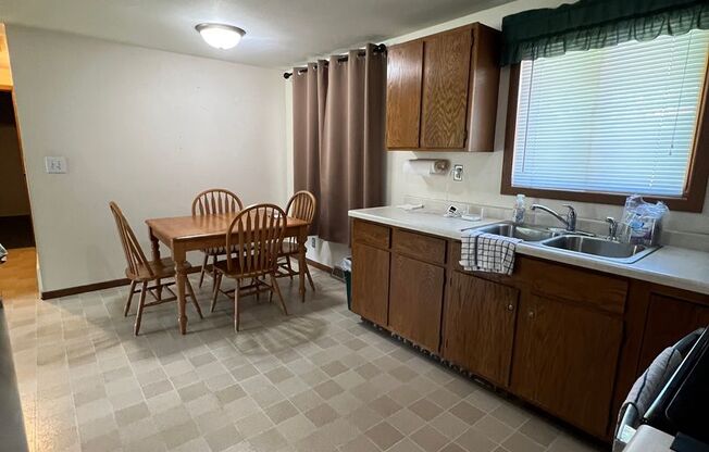 2 beds, 1 bath, $995