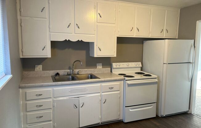 2 beds, 1 bath, 750 sqft, $1,070, Unit B04 1034 16