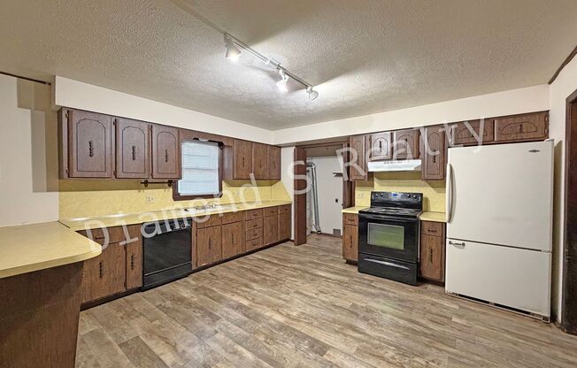 3 Bedroom Home Located Near Sunset & Campbell