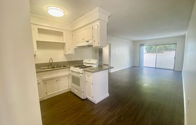 2 beds, 1 bath, $2,350, Unit B