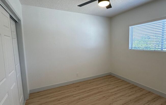 Beautiful & Spacious 2 bedroom 1 Bath Apartment Located in Long Beach. Available Now!!