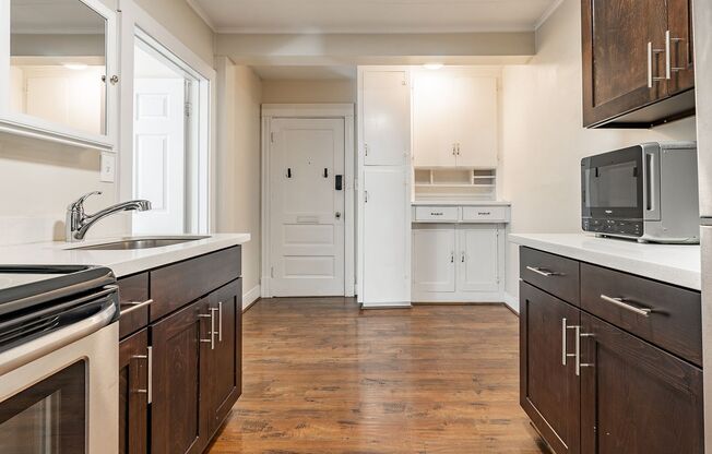 Studio, 1 bath, 375 sqft, $1,095, Unit 27