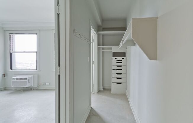 Studio, 1 bath, 500 sqft, $943, Unit 906