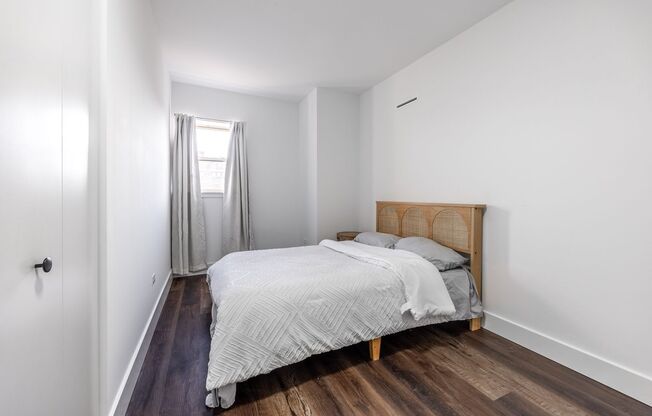 2 beds, 1 bath, $3,000, Unit 1555 - 404