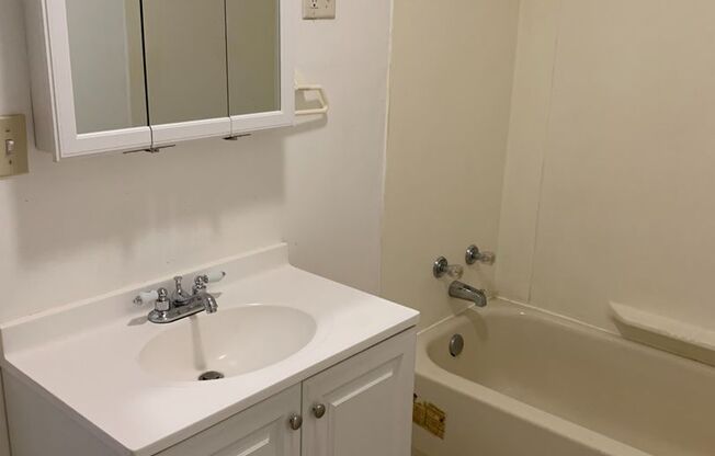 2 beds, 1 bath, $1,395, Unit 3rd floor