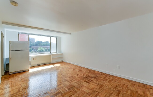 Spacious & Bright Studio at River Place West