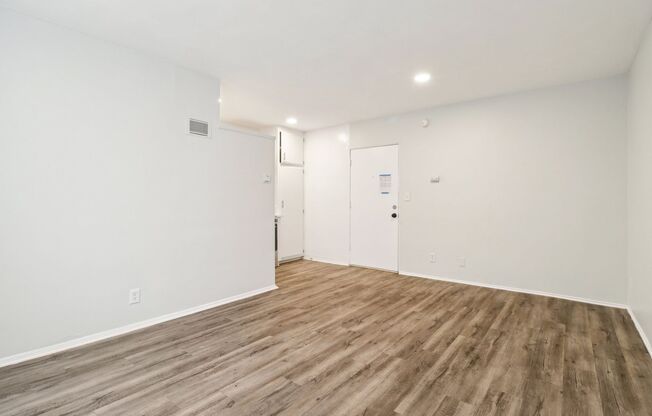 Studio, 1 bath, 395 sqft, $1,548, Unit 17