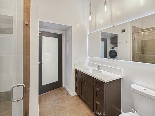 Studio, 1 bath, 700 sqft, $2,200