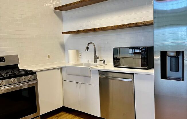 Pet Friendly Live/Work Loft in Oakland Towel Company Building!