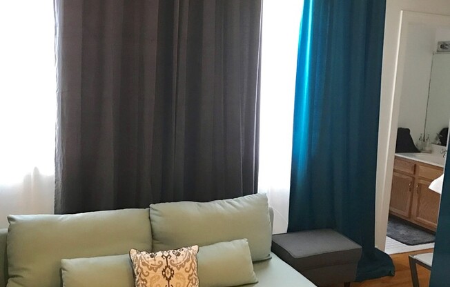 Studio, 1 bath, 400 sqft, $1,099, Unit 17E