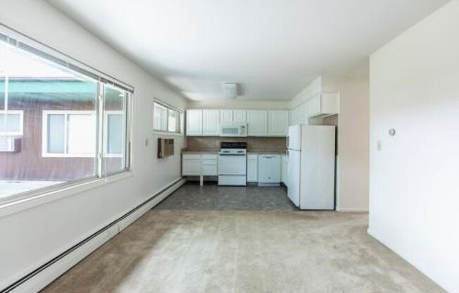 2 beds, 1 bath, $1,250, Unit 7