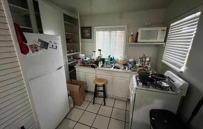 2 beds, 1 bath, $1,300