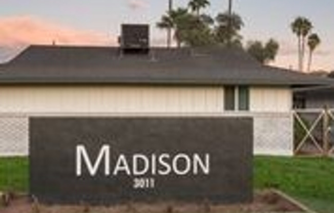 1 bedroom, 1 bath with enclosed backyard