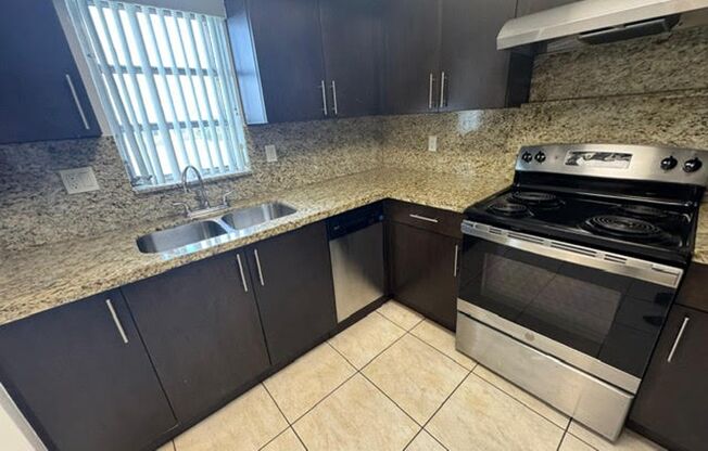 555 S Luna Ct Hollywood, FL 33021