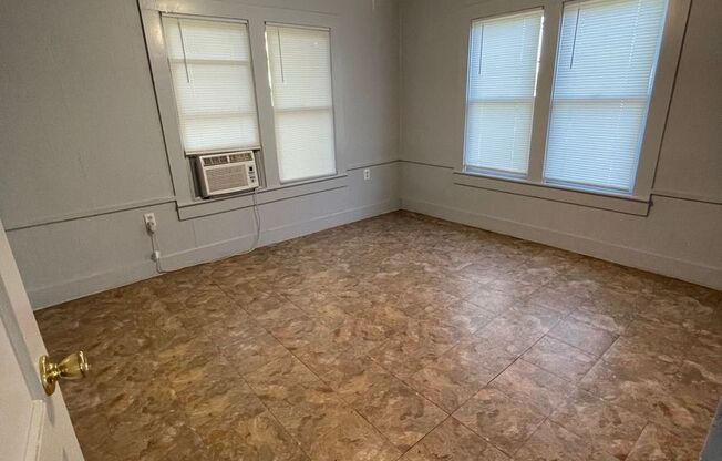 2 beds, 1 bath, $895