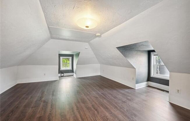 2 beds, 1 bath, $1,300, Unit Unit 2- Top Floor