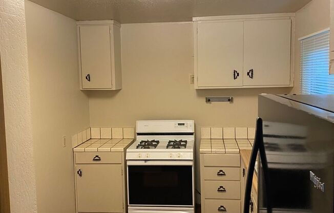 2 beds, 1 bath, $1,195, Unit B