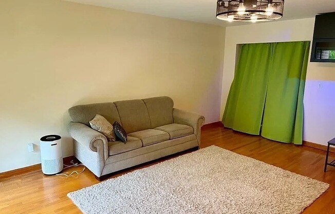 50 56 BROADLAWN
