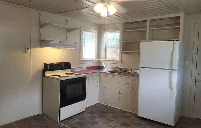 921 Willow St Unit A - Cozy upstairs 1BR 1BA apartment near Downtown, VA and Renown Hospitals