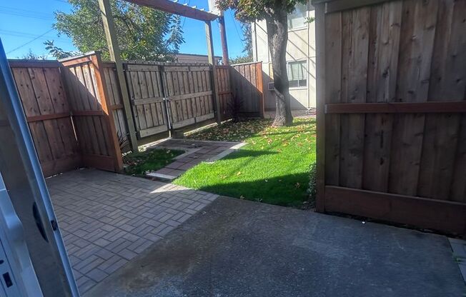 2 beds, 1 bath, 900 sqft, $1,500, Unit 42