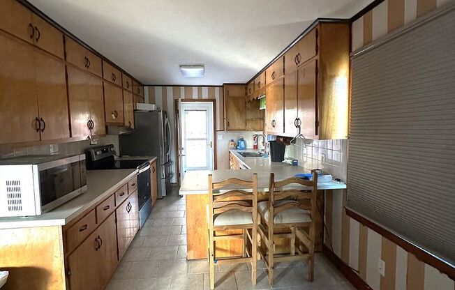 3 beds, 1 bath, $1,600