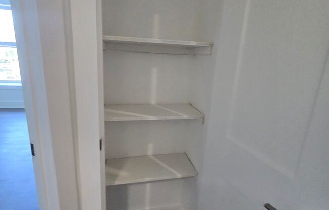 2 beds, 1 bath, 942 sqft, $1,695, Unit 211