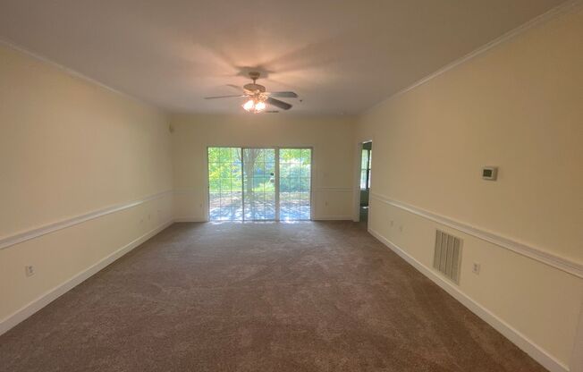 Pristine move in ready Condo located in Heatherstone !