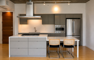 $1,500 OFF FIRST MONTH'S RENT W/ 12 MONTH LEASE--Luxury 1 Bed Condo in the Heart of Downtown Phoenix