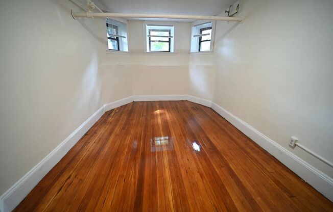 Spacious garden level 2-bedroom