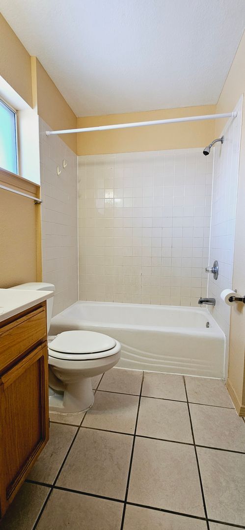 2 beds, 1 bath, 944 sqft, $1,050, Unit Unit B