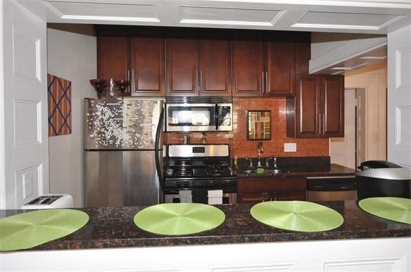 3 beds, 2 baths, 1,048 sqft, $6,000, Unit 44