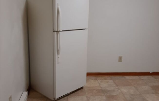 2 beds, 1 bath, 903 sqft, $1,170, Unit J-9