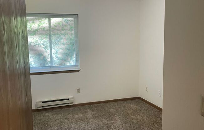 3 beds, 1 bath, 1,040 sqft, $1,695, Unit 3172-205