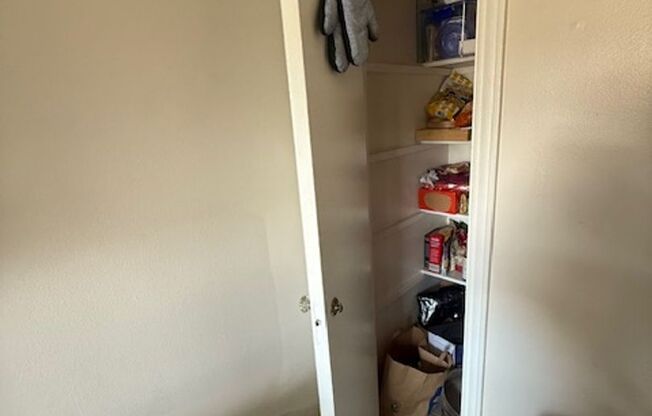 Studio, 1 bath, 400 sqft, $945, Unit 08