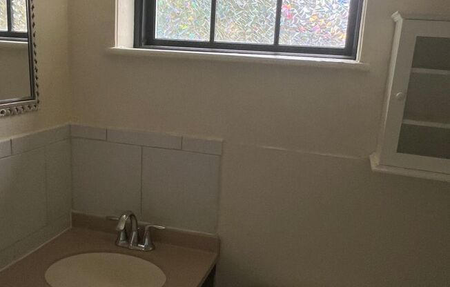1 bed, 1 bath, 600 sqft, $1,050, Unit 1000