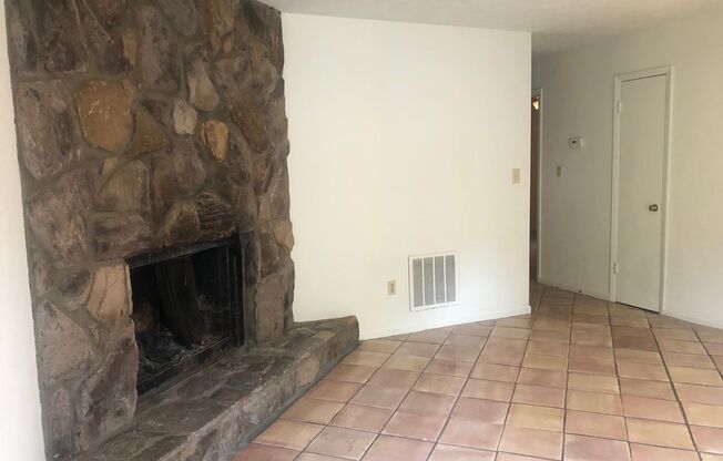 2 Bedroom Duplex in Boulevard with a Yard