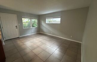 Fantastic 1/1 unit in central Sarasota, near 41 and beaches!