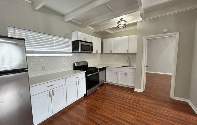 1 bed, 1 bath, 700 sqft, $1,275, Unit 216